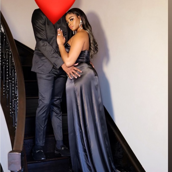 Elegant black gown with a feather trim at the bottom. High split - Picture 3 of 4